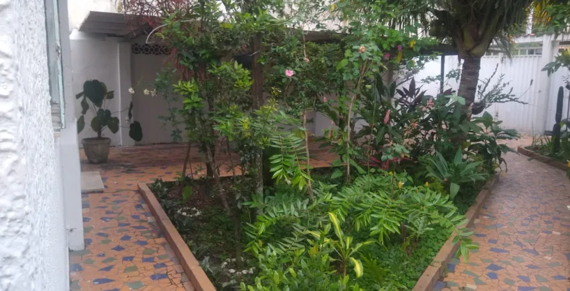 Casa c/ 03 quartos, garagem coberta e quintal!