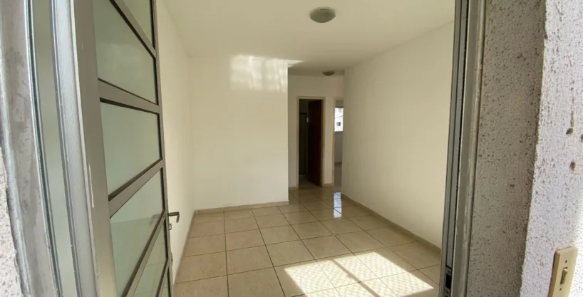 Apartamento reformado, c/ 02 quartos, em condomínio fechado!