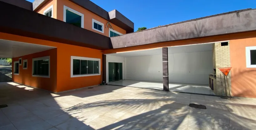 Casa de alto padrão, em condomínio fechado, com hidromassagem e piscina!